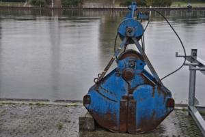 Blaue Baggerschaufel